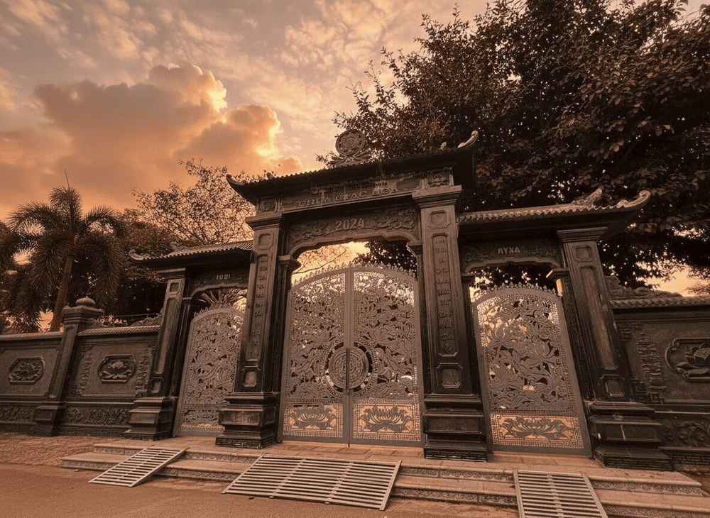 Cổng tam quan Giác Hoa